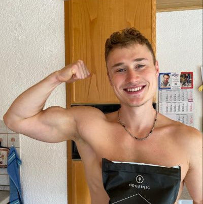 Kunde von Orgainic mit Proteinpulver